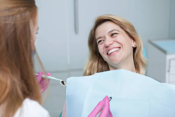 Mulher Madura Feliz Rindo Conversando Com Seu Dentista Durante Consulta — Fotografia de Stock