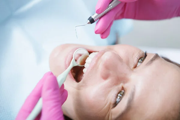 Обрізаний Крупним Планом Пацієнтка Має Зуби Перевірені Стоматологом — стокове фото