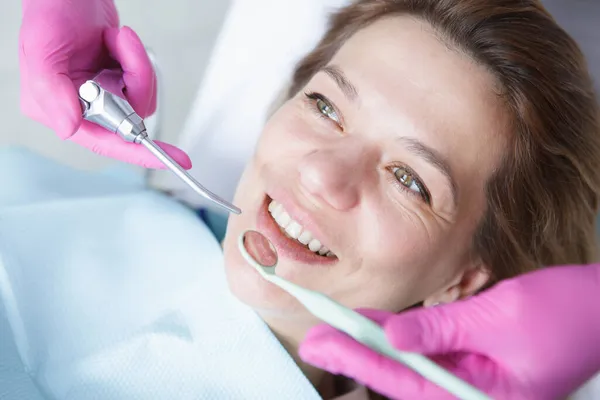 Zbliżenie Wesołą Dojrzałą Kobietę Uśmiechniętą Podczas Badania Stomatologicznego Klinice — Zdjęcie stockowe