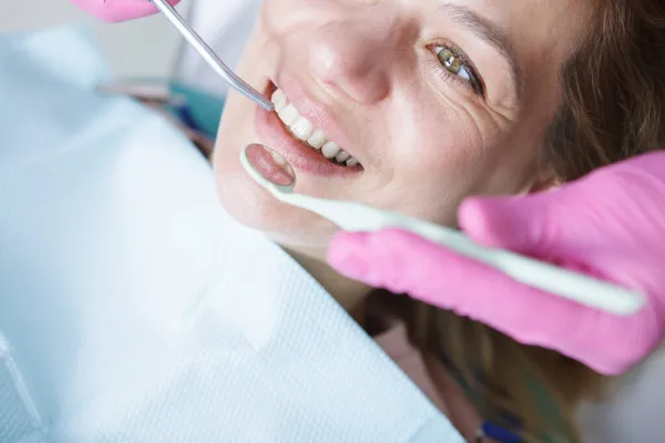 Zbliżenie Dentysty Sprawdzającego Zęby Dojrzałej Pacjentki — Zdjęcie stockowe