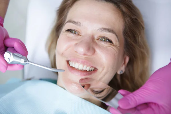 Крупный План Веселой Зрелой Женщины Улыбающейся Время Осмотра Зубов Стоматологом — стоковое фото
