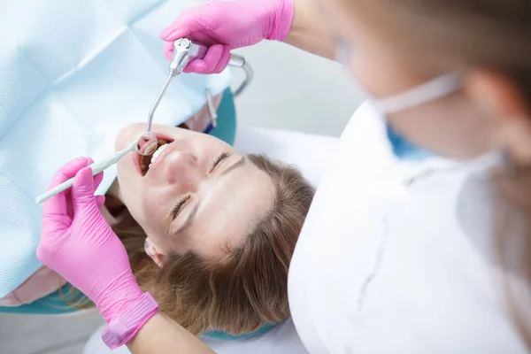 Widok Góry Zdjęcie Profesjonalnego Dentysty Badającego Zęby Dojrzałej Pacjentki — Zdjęcie stockowe
