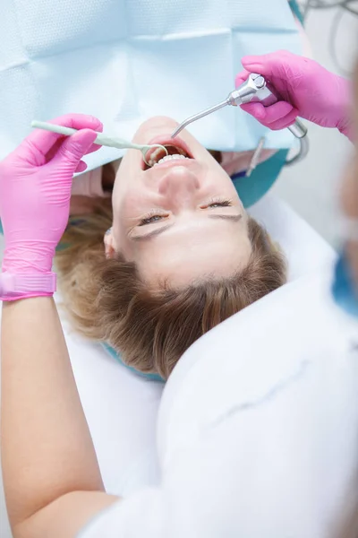 Pionowe Zdjęcie Dojrzałej Kobiety Leczonej Stomatologicznie Przez Profesjonalnego Dentystę — Zdjęcie stockowe