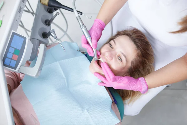 Draufsicht Aufnahme Einer Reifen Patientin Bei Einer Professionellen Zahnreinigung — Stockfoto