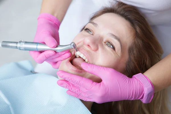 Nierozpoznawalny Dentysta Wykonujący Profesjonalne Czyszczenie Zębów Dojrzałej Kobiety — Zdjęcie stockowe