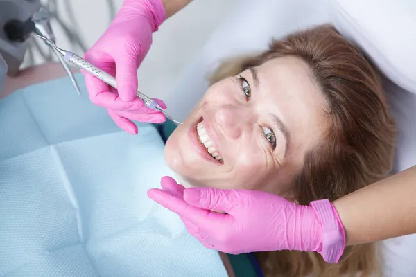 Zbliżenie Szczęśliwej Dojrzałej Kobiety Uśmiechniętej Kamery Podczas Wizyty Dentysty Klinice — Zdjęcie stockowe