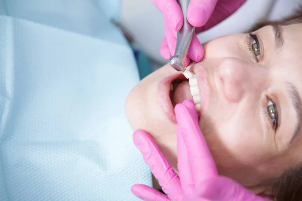 Recortado Cerca Una Mujer Madura Que Tiene Sus Dientes Limpiados — Foto de Stock