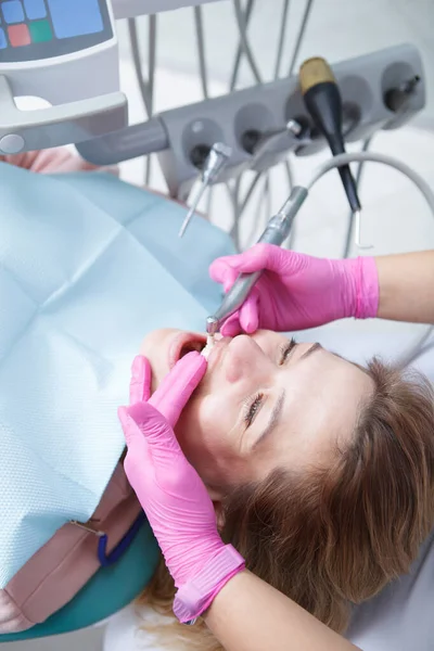 Вертикальный Снимок Зрелой Женщины Получающей Профессиональную Стоматологическую Чистку Офисе Стоматолога — стоковое фото