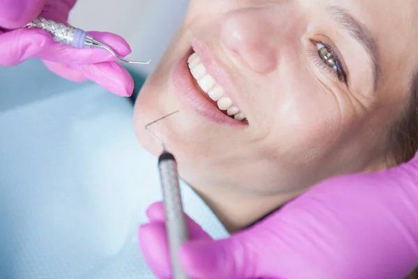 Zbliżenie Dojrzałej Kobiety Uśmiechniętej Białymi Zębami Podczas Badania Stomatologicznego — Zdjęcie stockowe