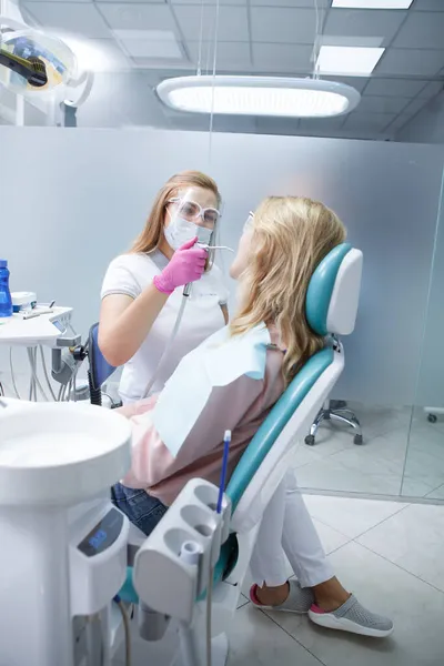 Imagem Vertical Completa Uma Dentista Trabalhando Sua Clínica Durante Pandemia — Fotografia de Stock