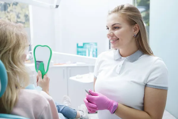 Piękna Młoda Dentystka Ciesząca Się Pracą Pacjentką Klinice — Zdjęcie stockowe