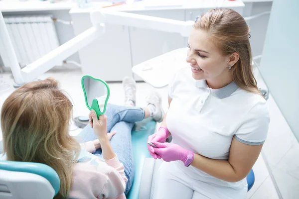 Top Vista Uma Encantadora Jovem Dentista Conversando Com Seu Paciente — Fotografia de Stock