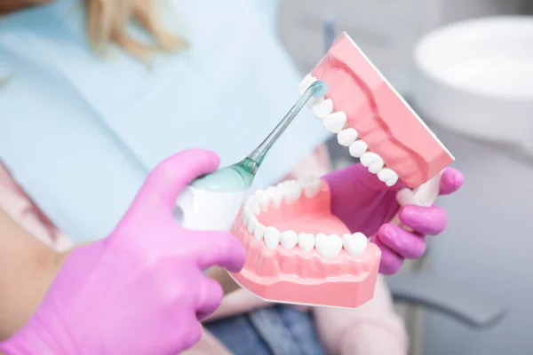 Przycięte Ujęcie Nierozpoznawalnego Dentysty Pokazujące Pacjentowi Jak Czyścić Zęby Ultradźwiękową — Zdjęcie stockowe