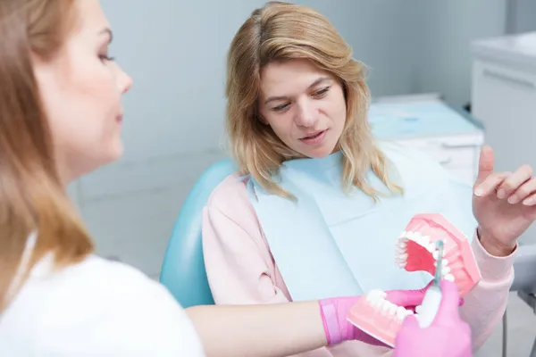 Dojrzała Kobieta Rozmawia Swoim Dentystą — Zdjęcie stockowe