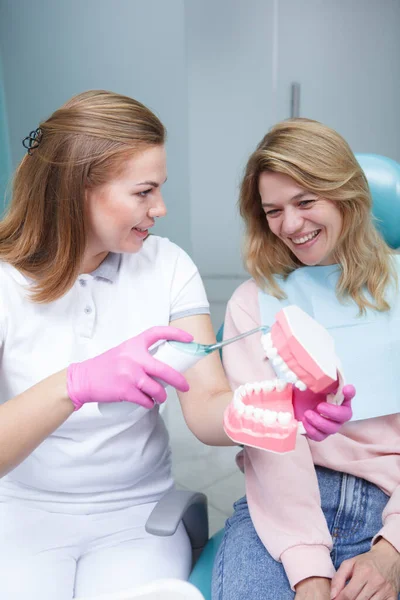 Imagem Vertical Uma Paciente Madura Aprendendo Usar Escova Dentes Ultrassônica — Fotografia de Stock