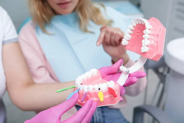 Uczenie Się Pacjentek Przy Użyciu Szczotek Międzyzębowych Czyszczenia Zębów — Zdjęcie stockowe