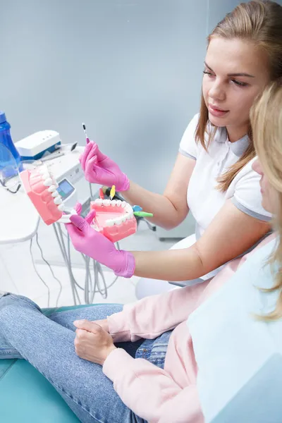 Imagem Vertical Uma Dentista Mostrando Paciente Como Usar Escovas Interdentais — Fotografia de Stock