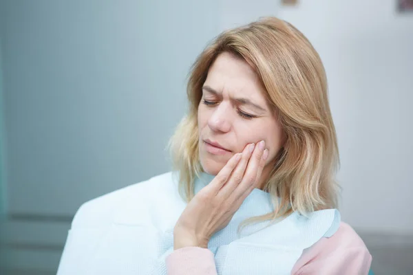 Volwassen Vrouwelijke Patiënt Tandheelkundige Kliniek Met Kiespijn — Stockfoto