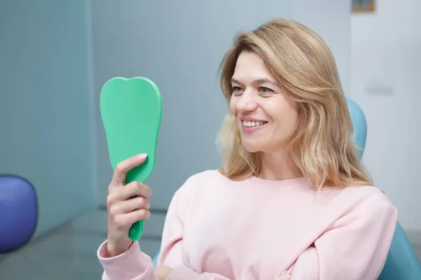 Gelukkig Volwassen Vrouw Glimlachen Met Haar Gezonde Witte Tanden Naar — Stockfoto