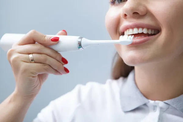 Порезан Крупным Планом Женщины Стоматолога Показывающей Правильную Чистку Зубов Электрической — стоковое фото