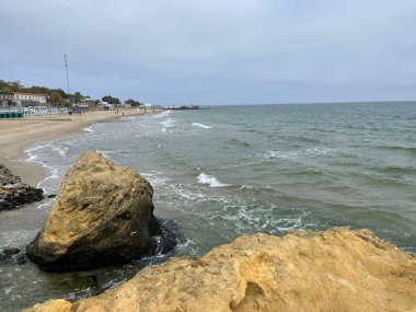 Güzel boş deniz kıyısı, sonbahar günü.