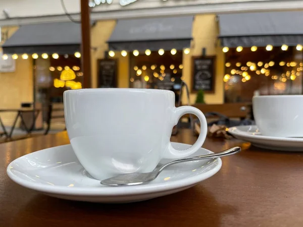 Поднятие Чашки Кофе Столе Открытом Кафе — стоковое фото
