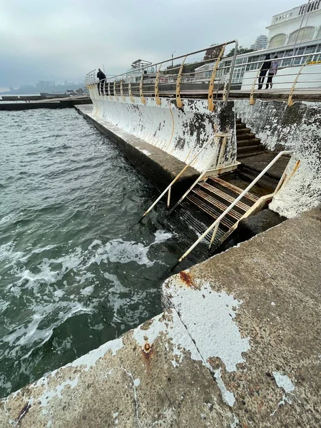 Velho Metal Enferrujado Escadas Descendo Águas Mar Negro — Fotografia de Stock