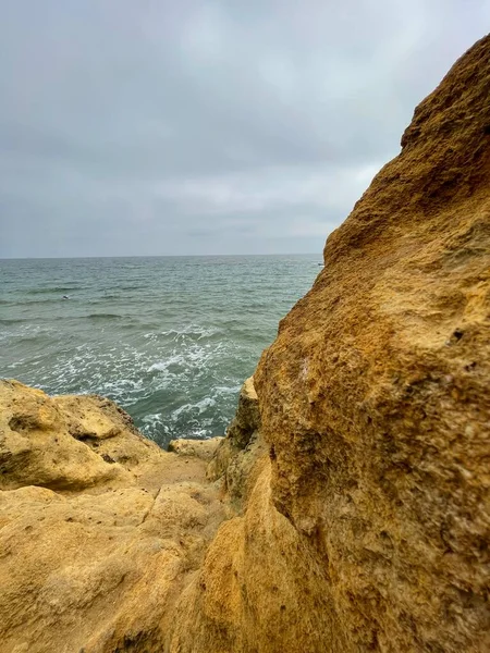 Tiro Vertical Una Roca Amarilla Cerca Del Mar — Foto de Stock