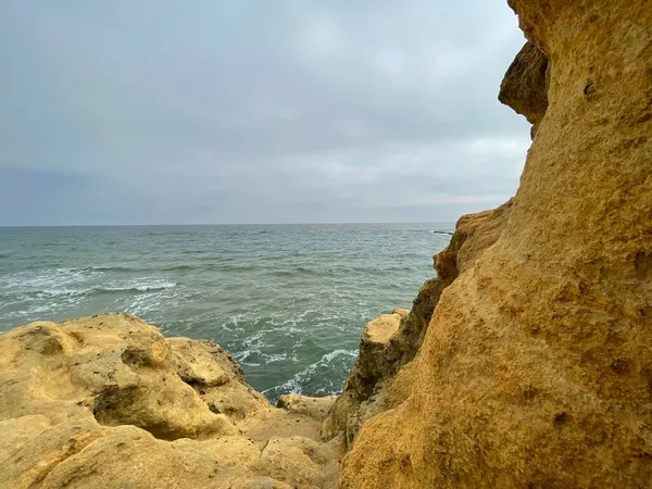 Pov Disparado Desde Roca Amarilla Sobre Agua Mar —  Fotos de Stock