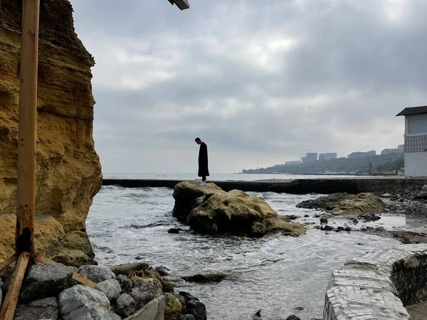 Silueta Hombre Solitario Parado Una Piedra Agua Mar — Foto de Stock