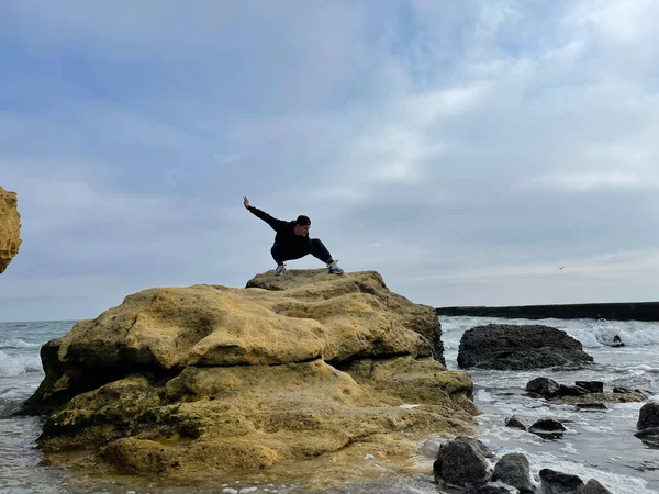 Člověk Cvičí Kungfu Vrcholku Skály Pobřeží — Stock fotografie