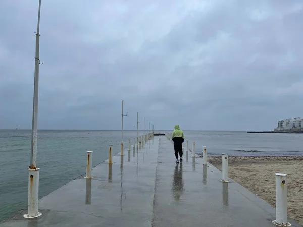 Man Går Regnet Pir Vid Stranden — Stockfoto
