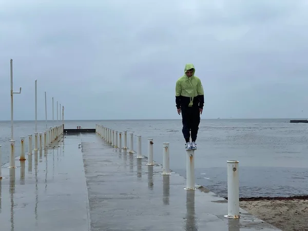 Människan Står Liten Pelare Piren Havet — Stockfoto