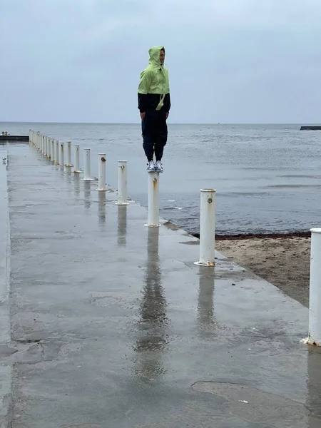 Vertikalt Skott Man Stående Metallkolonnen Vid Piren Stranden — Stockfoto