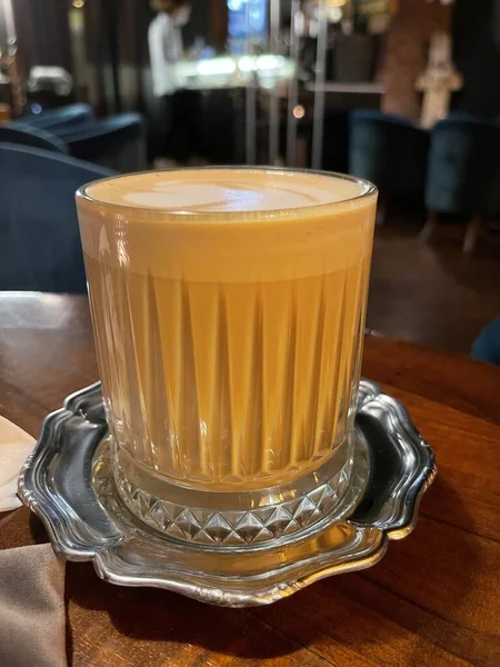 Verticale Close Van Heerlijke Latte Een Glas Vintage Zilveren Bekerhouder — Stockfoto