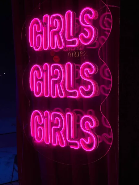 Függőleges Közelről Rózsaszín Neon Tábla Mondja Lányok Lányok Lányok — Stock Fotó