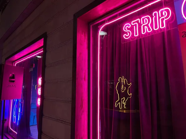 Vaaleanpunainen Neon Merkki Strippiklubi Hehkuva — kuvapankkivalokuva