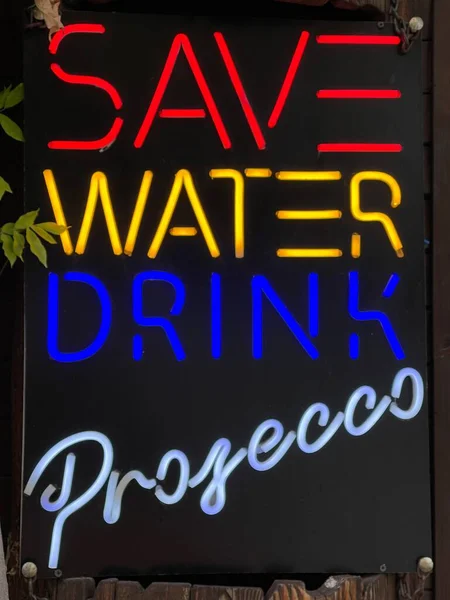 Vertical Primer Plano Ahorrar Agua Bebida Prosecco Neón Signo —  Fotos de Stock