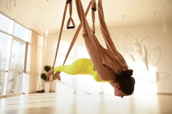 Fuerte Atleta Haciendo Ejercicio Estudio Yoga Aéreo Hamm — Foto de Stock