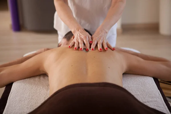 Male Client Getting Professional Back Massage Spa Center — Stock Photo, Image