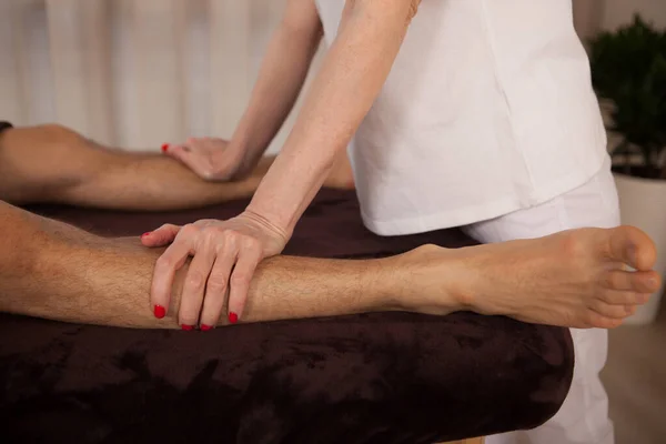 Unrecognizable Female Masseur Massaging Legs Man — Stockfoto