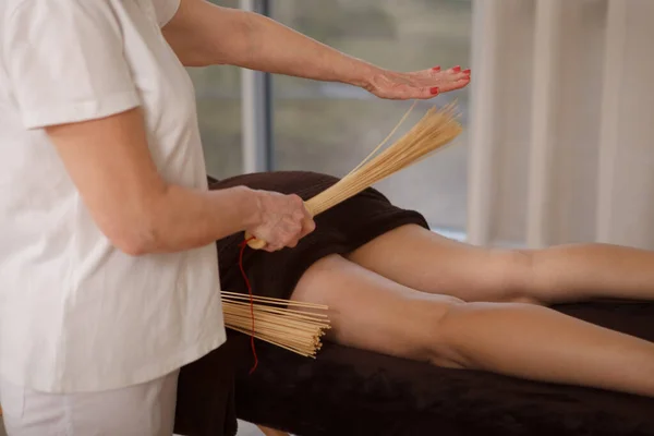 Unrecognizable Woman Getting Full Body Massage Bamboo Massage Broom Spa — Stockfoto