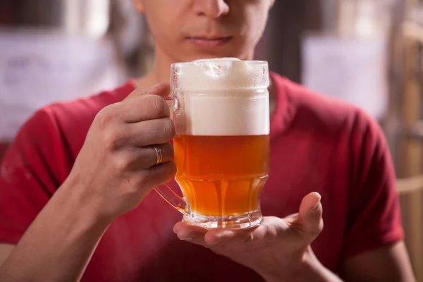 Cropped Close Professional Brewer Holding Mug Fresh Foamy Beer — Stock Photo, Image