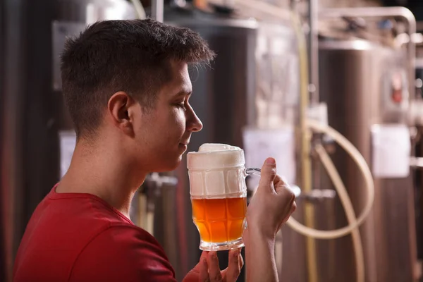 Young Professional Brewer Smelling Aromatic Freshly Brewed Beer Copy Space — Stock Photo, Image