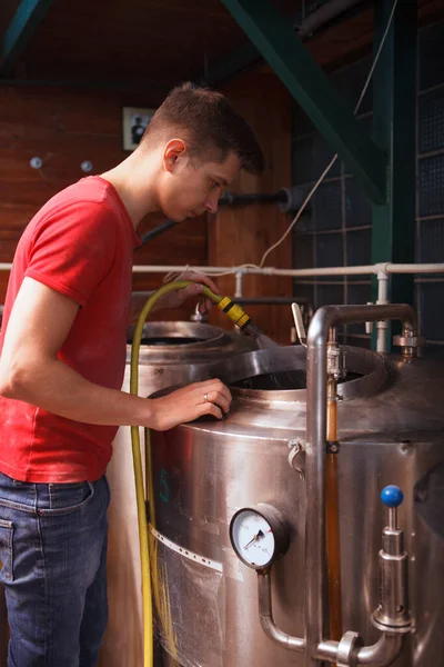 Verticaal Schot Van Een Brouwerij Werknemer Wassen Metalen Biercontainer — Stockfoto
