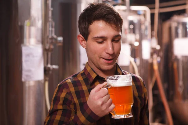 Heyecanlı Biracı Bira Fabrikasında Yeni Demlenmiş Birayı Tadıyor — Stok fotoğraf