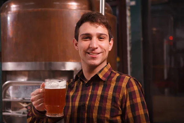 Щасливий Молодий Професійний Пивовар Посміхаючись Тримає Пивний Кухоль — стокове фото