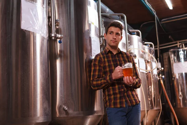 彼の醸造所で働く男性醸造家がビールを飲みながら一日を過ごした後 — ストック写真