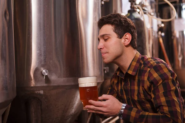 Knappe Brouwer Geniet Van Het Drinken Van Heerlijk Ambachtelijk Bier — Stockfoto