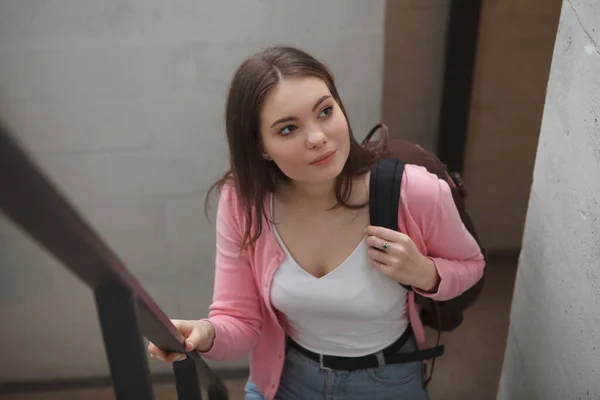 Красивая Молодая Женщина Рюкзаком Поднимается Лестнице — стоковое фото